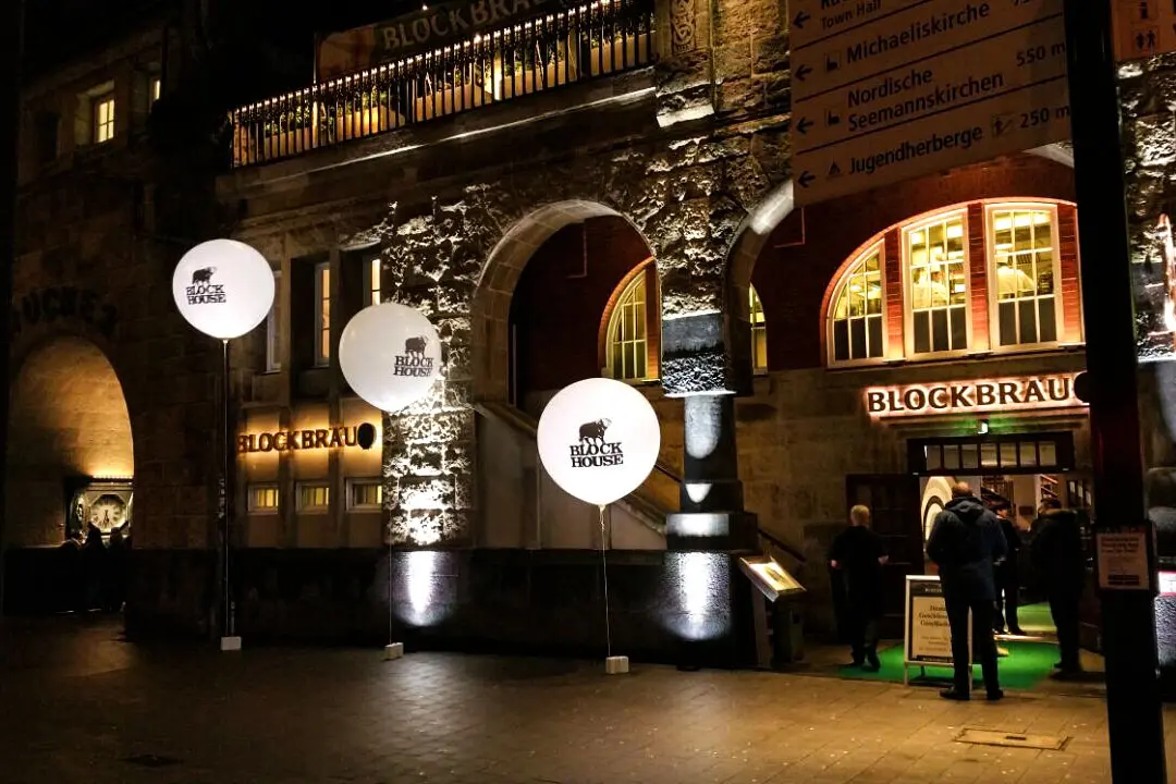 Leuchtballons flexibel montiert – hängend, schwebend oder am Boden