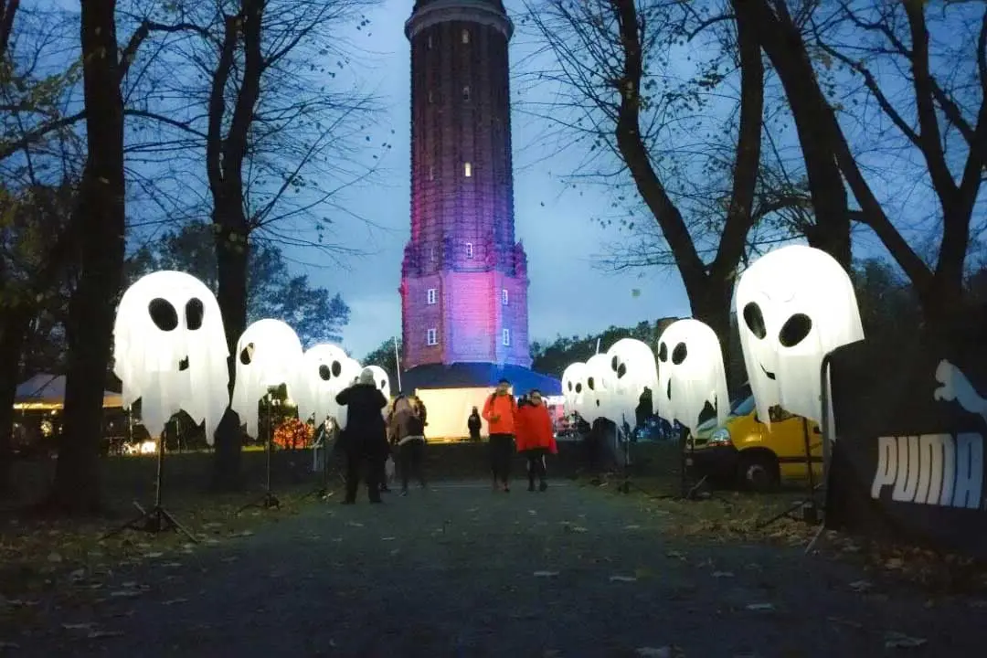 Leuchtballons mit Tüchern/Dekoration – kreative Themeninszenierung