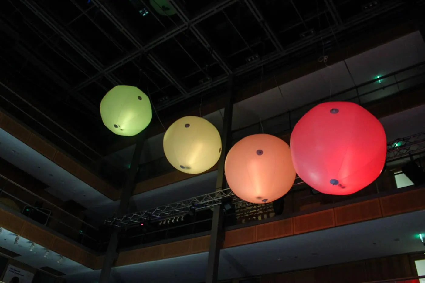 Farbige Leuchtballons – 24 Farben für Dekoration und Markenauftritt