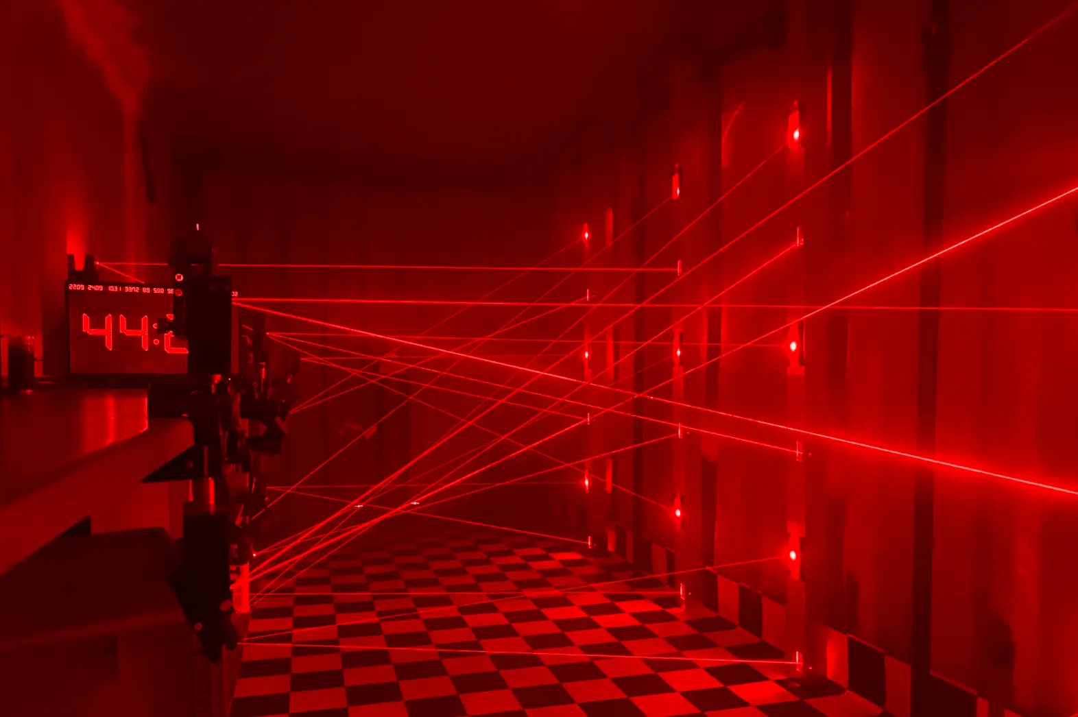 Laser Labyrinth Aufbau mit Laserportalen und Strahlennetz