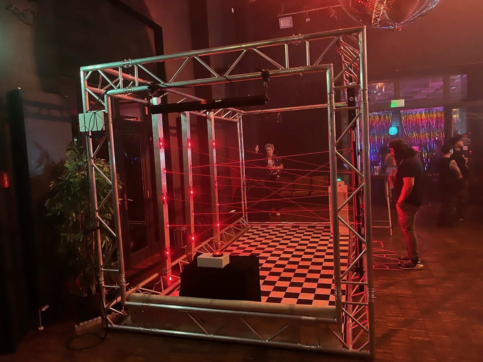 Laser Labyrinth Aufbau in Flur oder Gang – flexibel und modular