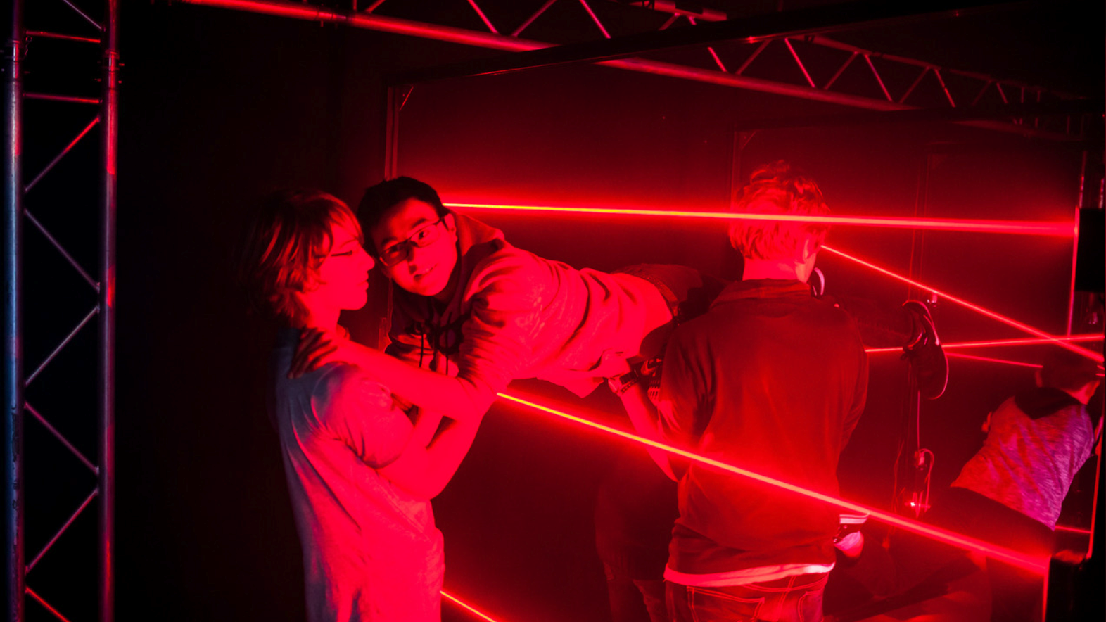 Laser Labyrinth Teambuilding: Team löst Aufgaben und deaktiviert Laserstrahlen