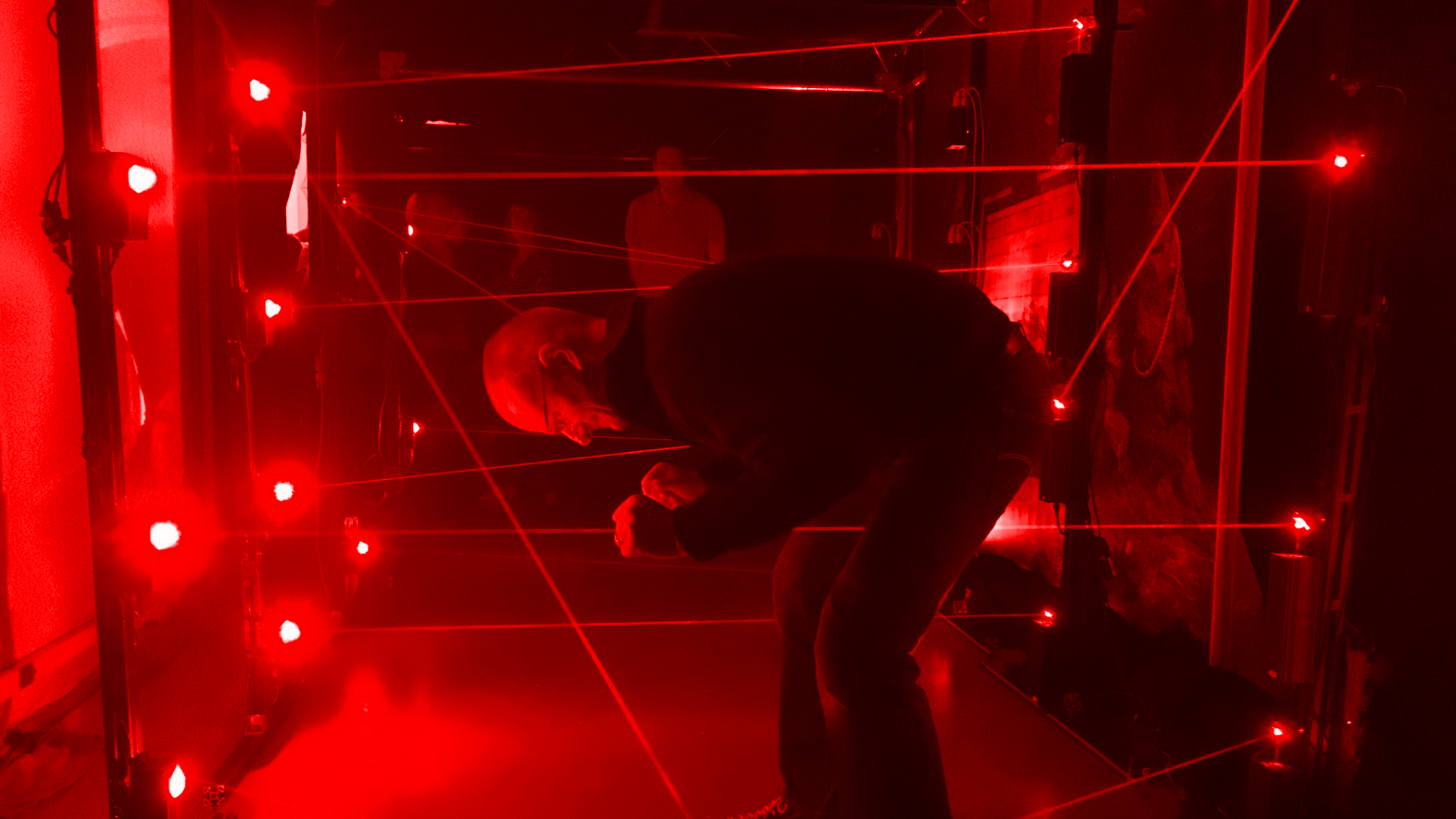 Laser Labyrinth Gewinnspiel: Ziel ist die Gewinnvitrine ohne Laserberührung