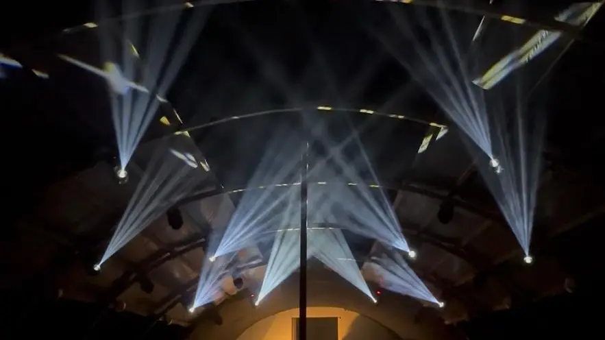 Haze sorgt für sichtbare Lichtstrahlen auf einem Event