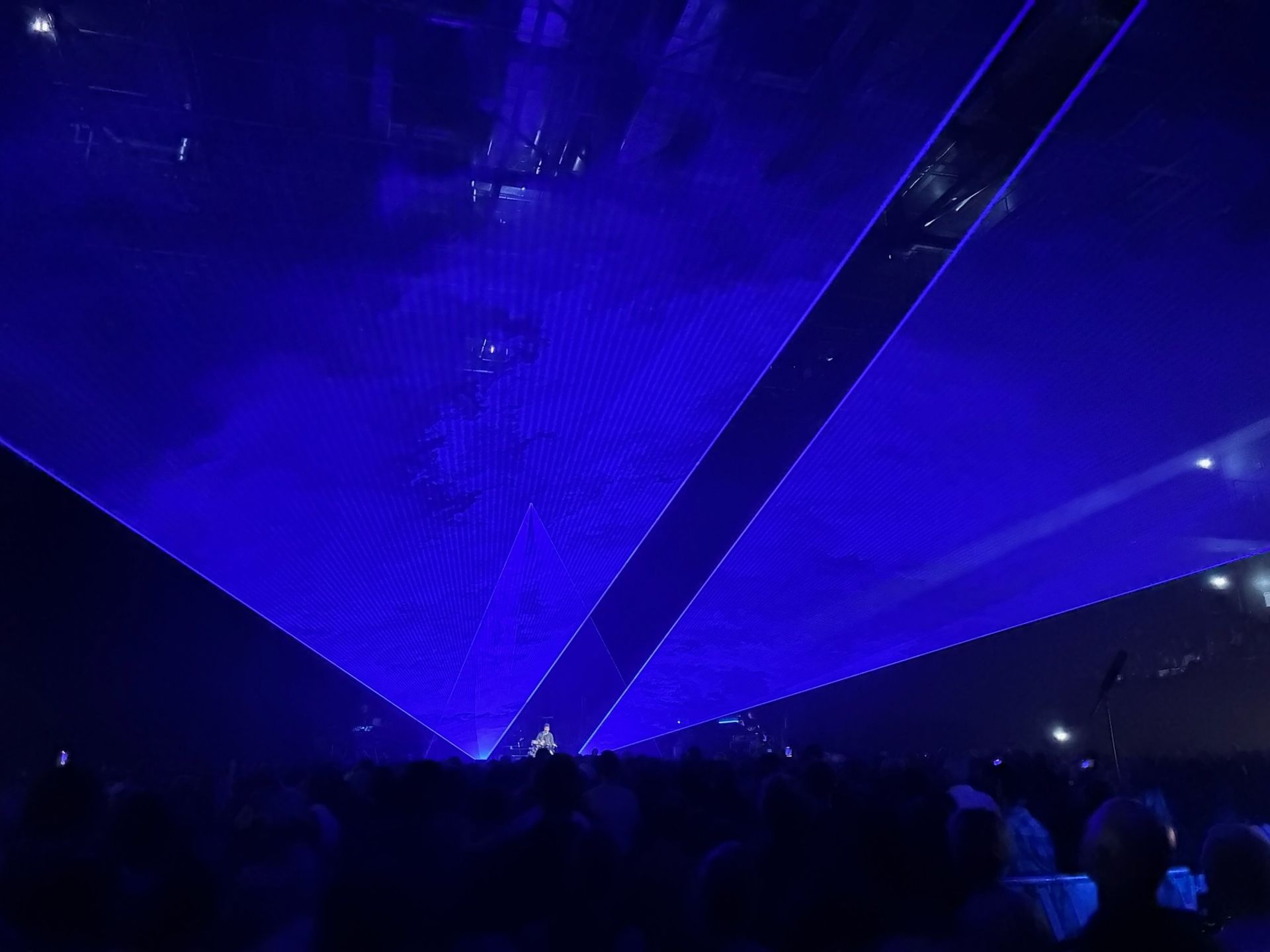 Lasershow bei einem Open-Air-Konzert vor großem Publikum
