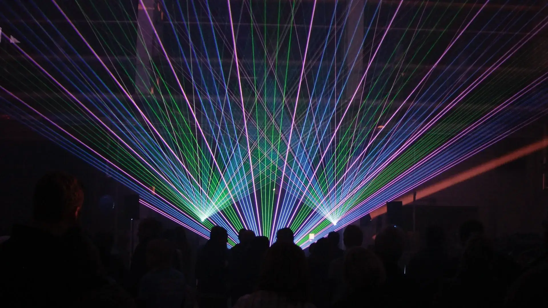 Professionelle Lasershow auf einer Bühne in Berlin