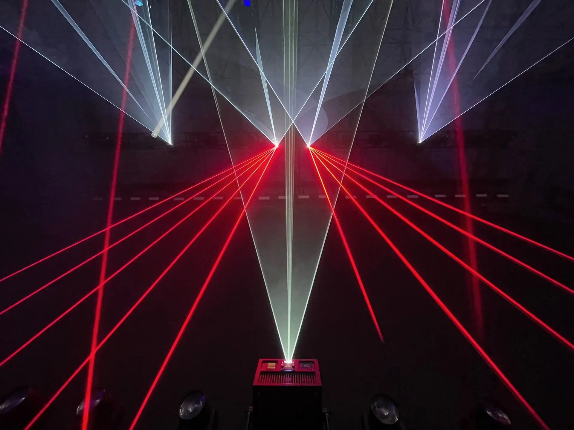 Spektakuläre Beamshow mit raumfüllenden Laserstrahlen