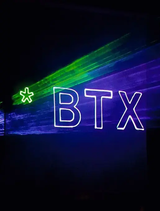 Firmenlogo als leuchtende Lasergrafik auf einer Leinwand