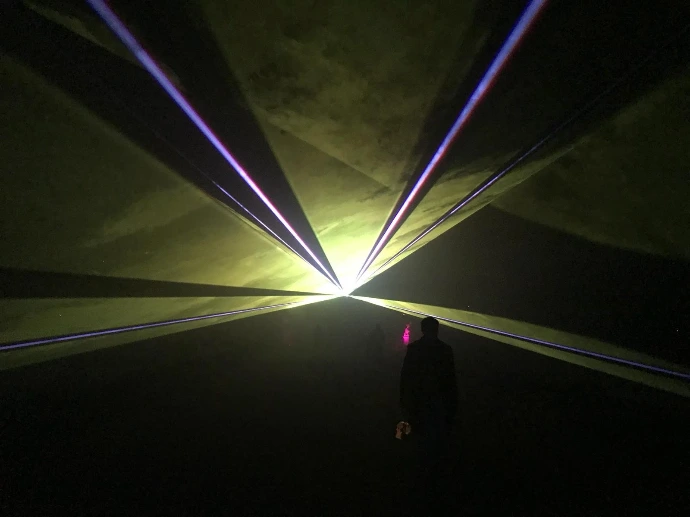 Professionelle Beamshow mit Laserstrahlen in einer Eventhalle