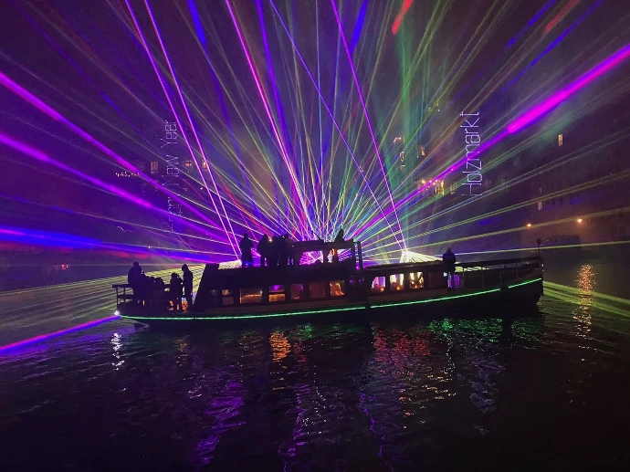 Dreidimensionales Strahlenfeld: Ein Lasernetz aus Strahlen überspannt den gesamten Raum