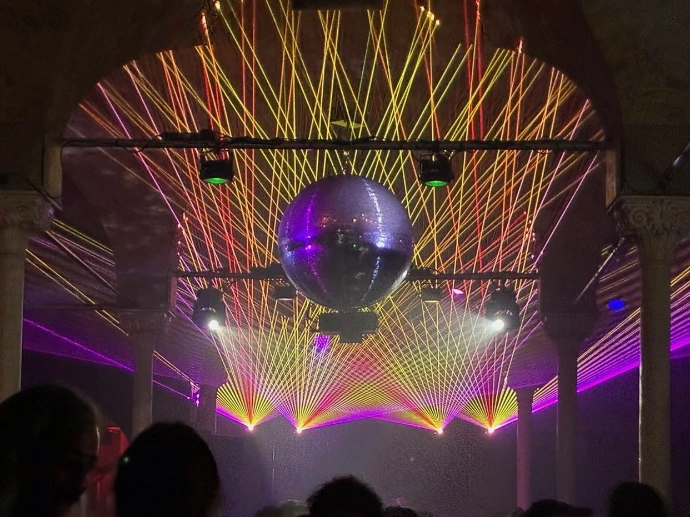 Fächer-Effekt einer Laserbeamshow: Parallele Laserstrahlen über der Bühne