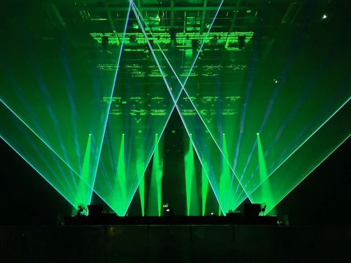 Musiksynchrone Scherenstrahlen bei einer Laserbeamshow – dynamische Strahlenpaare im Takt