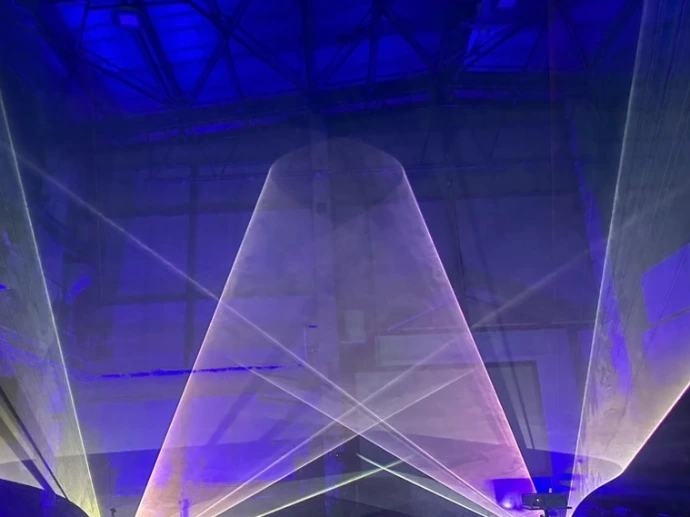 Laser-Tunnel-Effekt über dem Publikum bei einer Laserbeamshow