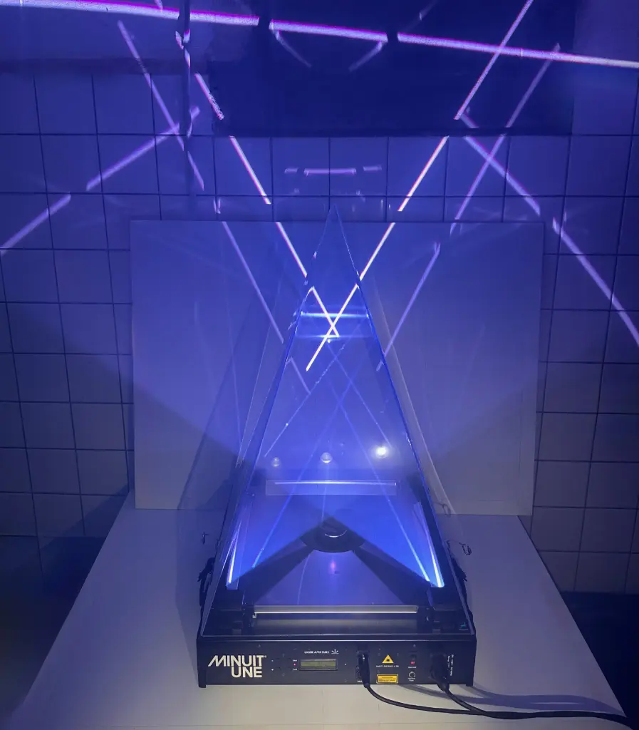 MINUIT UNE  IVL-Pyramide